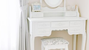A white vanity with a mirror, a small framed picture, and a bench. - All New Beautiful Villa.NearU.S.JNanba (Ōsaka-shi)