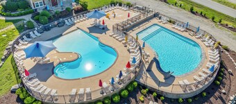 ELITE Escape w/POOL&SplashPad BackYard OASIS, HotTub, Garage & Lake View