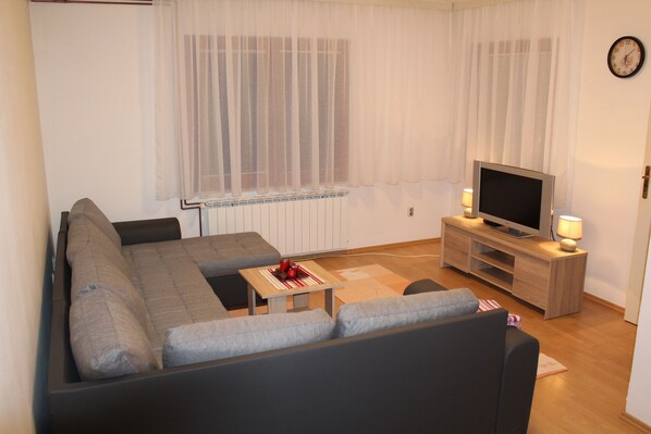 TV - Duplex House in a quiet neighborhood (Bijeljina)