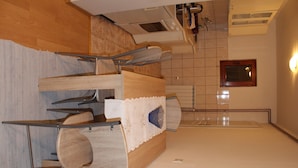 Eine Küche mit Holzschränken, einer Mikrowelle und einem Spülbecken.