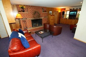 Smart TV, fireplace, DVD player - 2 bedroom, 2 bath, sleeps 6. Donner Lakefront with private dock DLR#033 (Truckee)