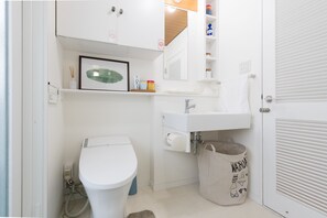 Ducha y bañera combinadas, secador de pelo, toallas y jabón