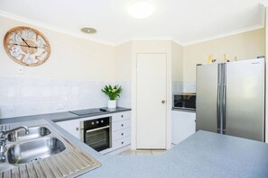 Réfrigérateur, four à micro-ondes, un four, surface de cuisson