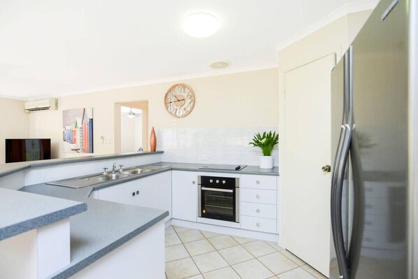 Jääkaappi, mikroaaltouuni, uuni, liesi