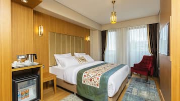 Minibar, brankas, tirai kedap cahaya, dan kedap suara