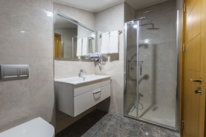 Junior-Suite, 1 Queen-Bett, Balkon, Meerblick | Badezimmer