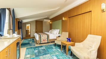 Suite Junior, 1 grand lit, balcon, vue mer | 1 chambre, minibar, coffres-forts dans les chambres, rideaux occultants