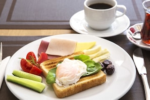 Free daily buffet breakfast - Obelisk Hotel & Suites (Istanbul)