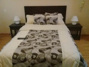 Safe på rommet, strykejern/-brett, wi-fi og sengetøy