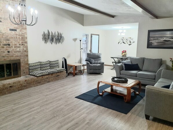 Älytelevisio, takka, pöytäjalkapallopöytä