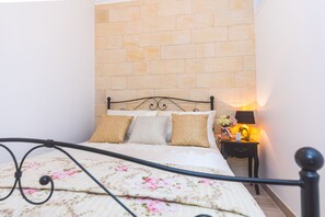 1 slaapkamer, een strijkplank/strijkijzer, gratis wifi, beddengoed