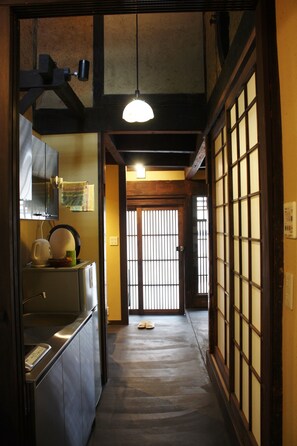 Frigorífic, microones, placa de cuina i cafetera i tetera 