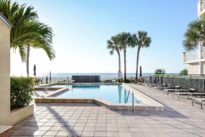 Een verwarmd zwembad