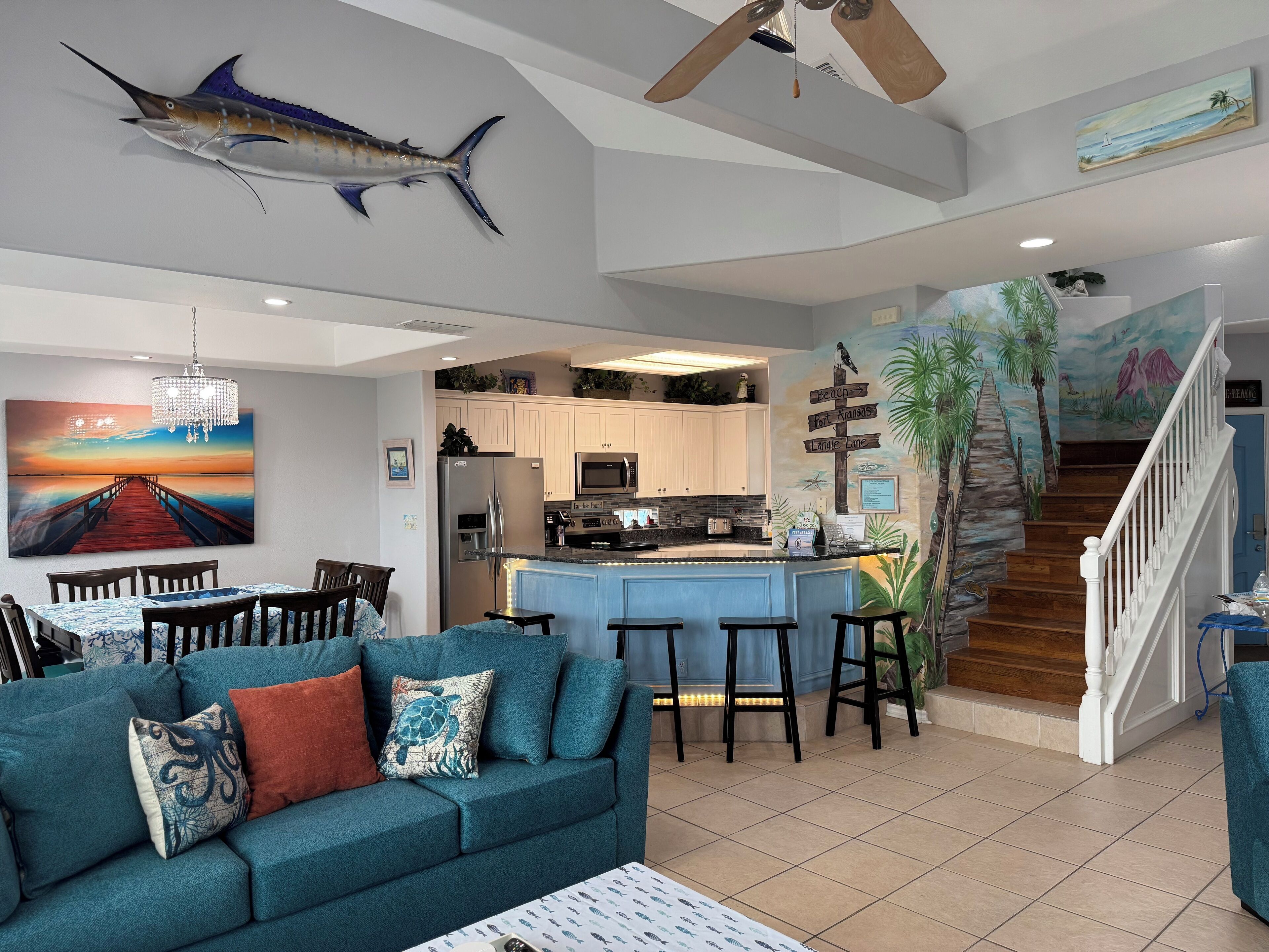 Smart-TV, peis, DVD-spiller og bøker