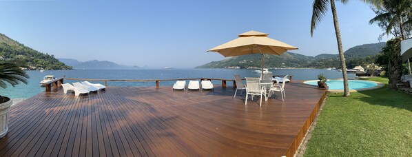 Outdoor dining - Beautiful House 5 Suites by the beach in Portogalo (Angra dos Reis)