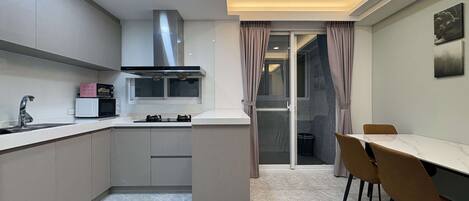 Een koelkast, een microgolfoven, een oven, een kookplaat