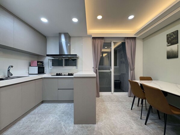 Fridge, microwave, oven, stovetop