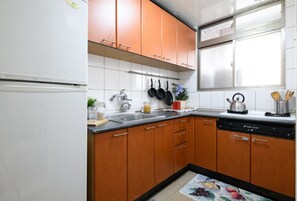 Jääkaappi, mikroaaltouuni, uuni, liesi