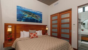 Une chambre d’hôtel avec un grand lit, une tête de lit en bois et une grande fenêtre.