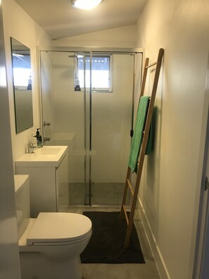 Haartrockner, Handtücher, Seife, Toilettenpapier