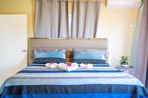 4 bedrooms, iron/ironing board, free WiFi, bed sheets - 4bd-4.5 bt! Ocean view, with Pool! Fully AC! (Sandy Bay)