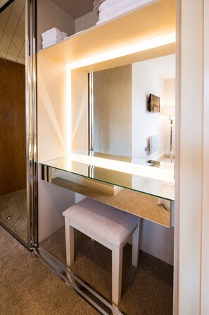 Interior - Award winning apartment, central and riverside with terrace and free car parking (Durham)