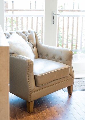 TV, fireplace, books - Award winning apartment, central and riverside with terrace and free car parking (Durham)