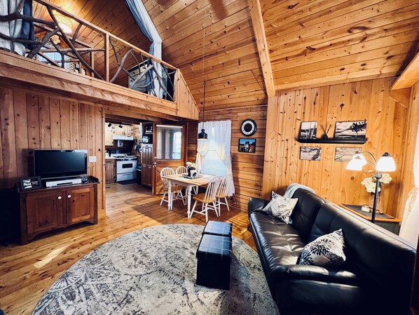 Smart TV, fireplace, DVD player - Your Journey’s End! Authentic log cabin, comfortable, modern w/ a creek too!  (Tiger)