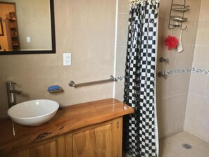 Douche, sèche-cheveux, serviettes fournies, savon