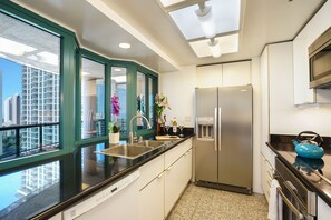 Réfrigérateur, four à micro-ondes, un four, surface de cuisson