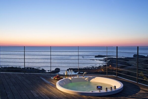 Outdoor spa tub