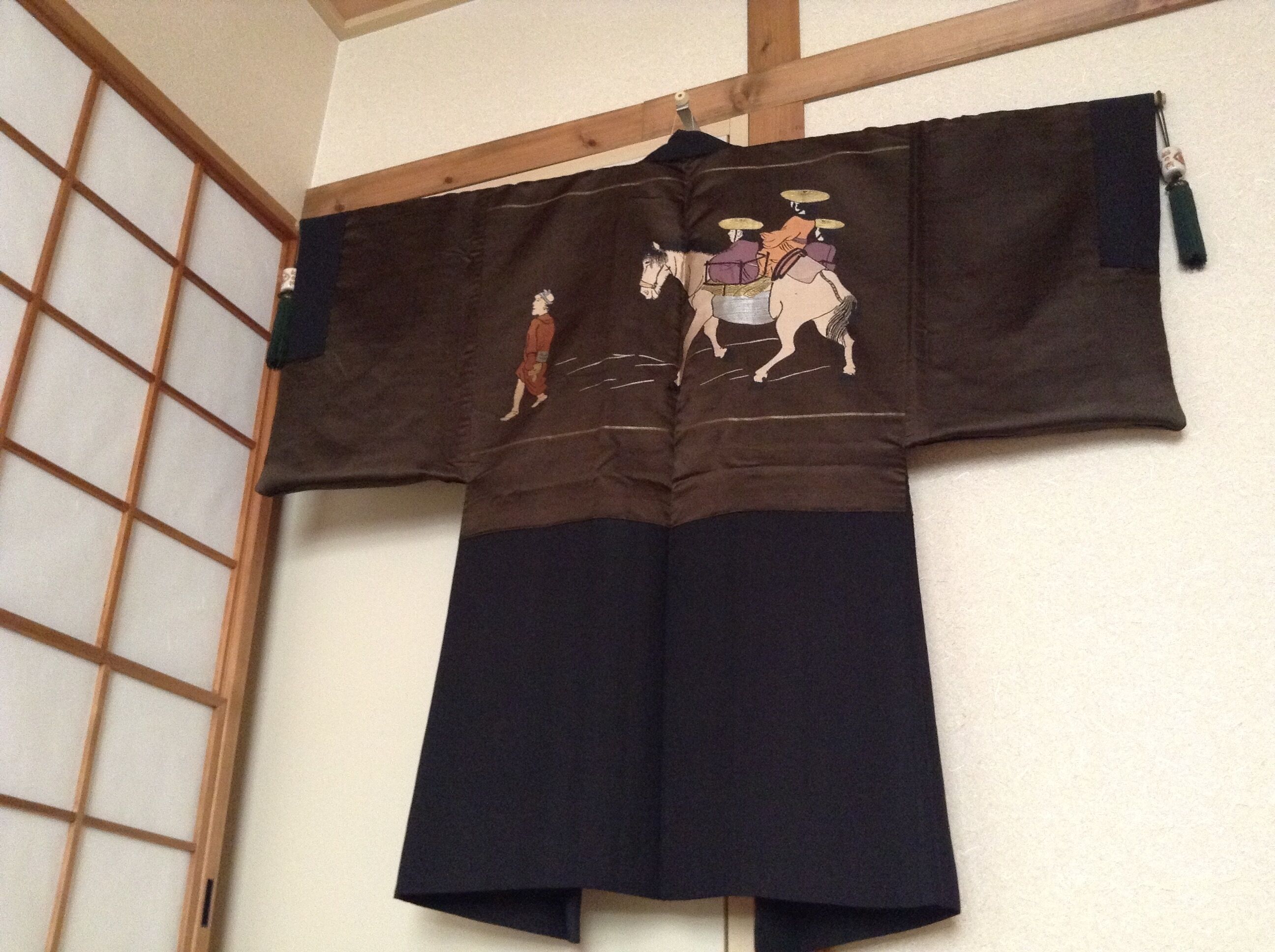 Ein traditioneller japanischer Raum mit Tatami-Böden und einer Shoji-Schiebetür.