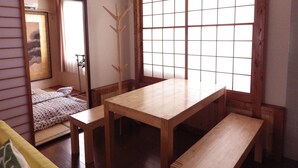 A traditional Japanese room with tatami flooring, a low wooden table, benches, and a shoji screen window. - Free Parking&Wifi/KIX&USJ 30min/max8ppl (Sakai-shi)