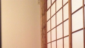 A corner room with wooden flooring, a radiator, and a large window with multiple panes. - Free Parking&Wifi/KIX&USJ 30min/max8ppl (Sakai-shi)