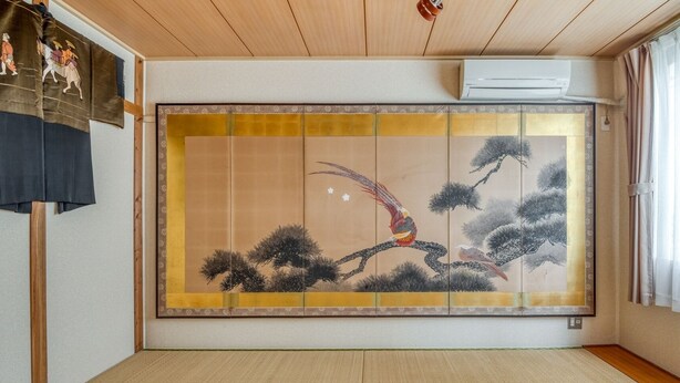 A traditional Japanese room with tatami flooring, a shoji screen with a nature scene, and a ceiling fan. - Free Parking&Wifi/KIX&USJ 30min/max8ppl (Sakai-shi)