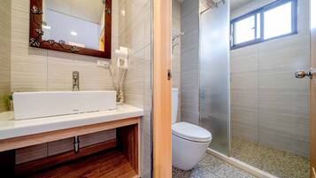 Deluxe Quadruple Room, Courtyard View | Bathroom | Shower, rainfall showerhead, free toiletries, hair dryer