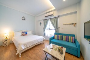 Down comforters, desk, blackout drapes, soundproofing - Aurora Castle (Luodong)