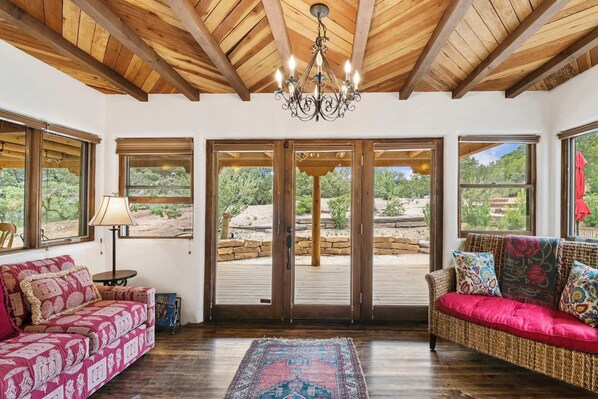 TV, caminetto, studio