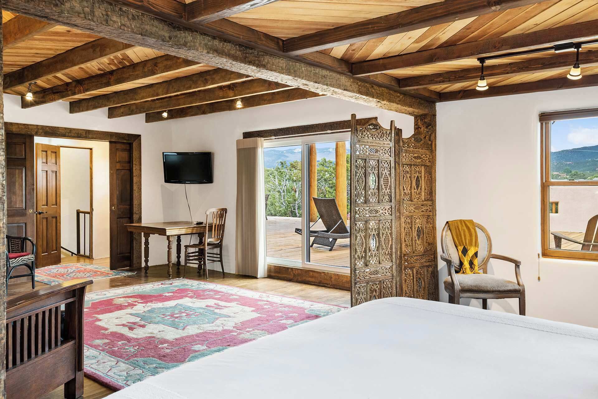 5 bedrooms, iron/ironing board, WiFi, bed sheets