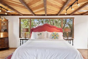 5 bedrooms, iron/ironing board, WiFi, bed sheets