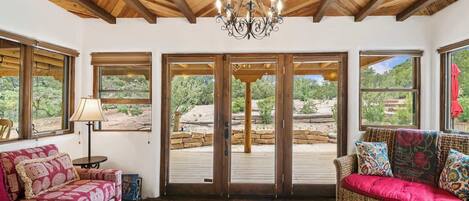 Télévision, cheminée, espaces bureaux