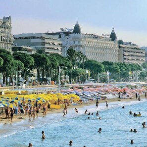 Plage à proximité, chaises longues, serviettes de plage