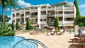 Un hôtel moderne à plusieurs étages, doté de balcons, d’un espace piscine et de coins salon extérieurs.