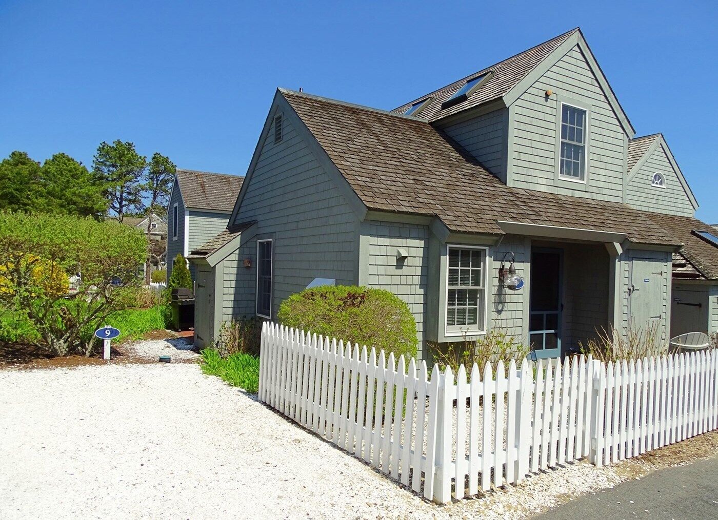 Beautifully updated  2 bedroom, 2 bath End Unit with Central AC