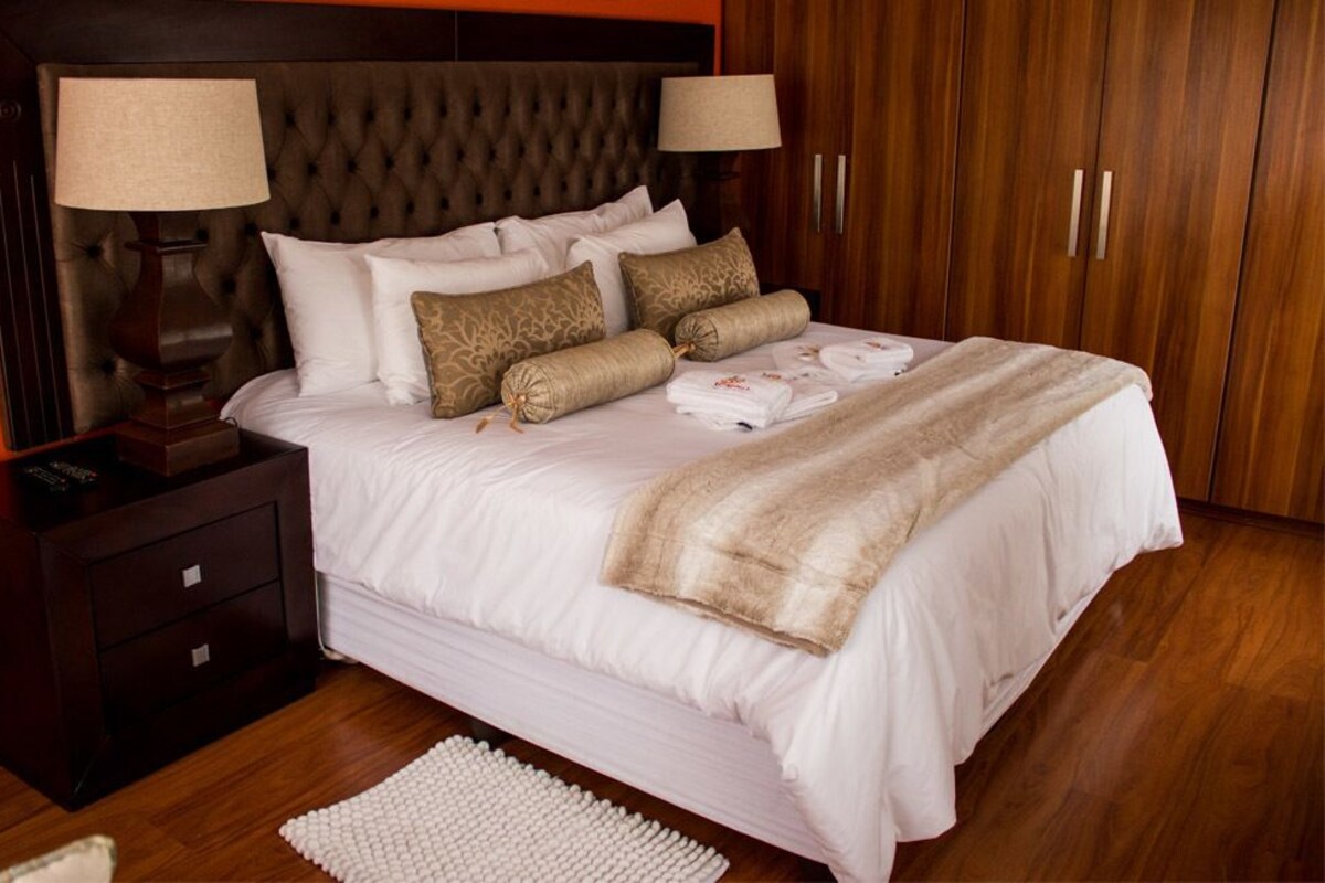 Phòng Executive | Bộ trải giường bằng vải cotton Ai Cập, bộ đồ giường cao cấp, bàn 