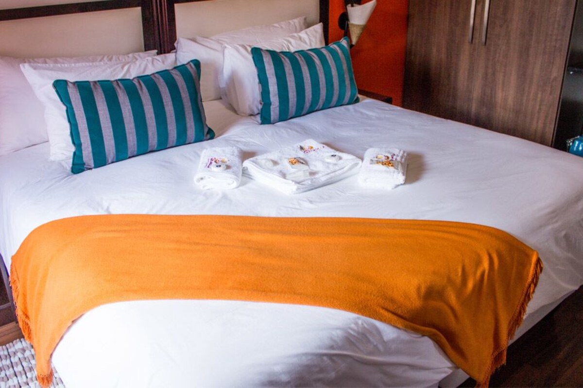 Phòng đôi Tiêu chuẩn | Bộ trải giường bằng vải cotton Ai Cập, bộ đồ giường cao cấp, bàn 