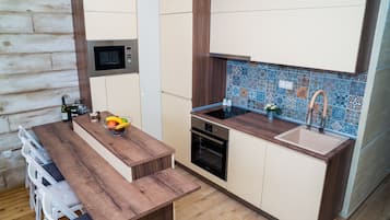 Kühlschrank, Mikrowelle, Ofen, Herdplatte