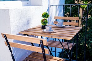 Outdoor dining - A luxurious apartment located in the center of Sofia (Sofia)