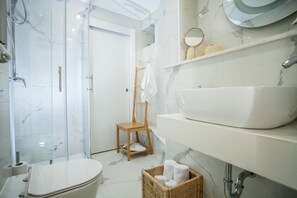 Shower, hair dryer, towels, soap - Ground floor double room for 2, 1 min to Trogir (Trogir)