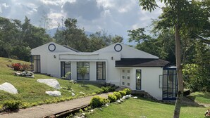 Exterior - Hermosa finca , con dos casas gemelas , espacios al aire libre , zona social . (Arbeláez)